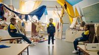 Superhero Academy – Uno (Nils Peder Vassnes, M.) bittet seine Klone Duo (Nils Peder Vassnes, l.) und Trio (Nils Peder Vassnes, r.) darum, ihm dabei zu helfen, den Klassenraum wieder herzurichten, den er mit einem Wirbelsturm-Generator in ein Chaos verwandelt hat.