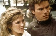 MacGyver – Karen (Wendy Schaal, l.) und MacGyver (Richard Dean Anderson, r.) entdecken einen Verfolger.
