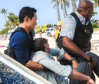 Hawaii Five-0 – Ein Undercover-Einsatz endet anders als geplant und Grover (Chi McBride, r.) und Chin (Daniel Dae Kim, l.) müssen alles geben, um Steve (Alex O'Loughlin, M.) das Leben zu retten ...