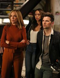 Ghosted – (v.l.n.r.) Ava Lafrey (Ally Walker); Annie (Amber Stevens West); Max Jennifer (Adam Scott)