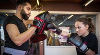Die Pfefferkörner – Kim (Kais Setti, li.) bereitet Kira (Marlene von Appen) auf die Kickbox-Meisterschaften vor.