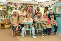 Das große Backen - UK – (v.l.n.r.) Sandro; William; Abdul; Carol; Maisam; Syabira; Maxy; James; Rebs; Janusz; Dawn; Kevin