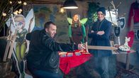 SOKO Wismar – Der Hofladen der Neumann Spiele GmbH ist ein Mekka für die Fans des Brettspiels "Der Fluch von Poel", die hier umgeben von Elfen (Malin Uschkureit, M.) und anderen fantastischen Wesen shoppen können. Während Kommissar Lars Pöhlmann (Dominic Boeer, l.) das innere Kind herauslässt, konzentriert sich Karoline Joost (Nike Fuhrmann, r.) auf die Ermittlungen unter den Mitarbeitern. War Firmenpatriarch Hans Neumann beliebt oder gab es doch hier und da Differenzen?