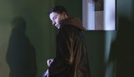 Leiber – Felix (20) (Jonathan Berlin) verdient mit Sex unkompliziert schnelles Geld.