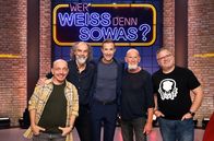 Wer weiß denn sowas? – Moderator Kai Pflaume (M.) und seine Rateteam-Kapitäne Bernhard Hoëcker (l.) und Elton (r.) begrüßen in dieser Sendung die beiden Musiker und Mitglieder der "Shanty Rock"-Band "Santiano", Hans-Timm Hinrichsen (2.v.l.) und Björn Both (2.v.r.).