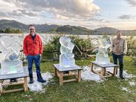 Donnschtig-Jass – v.li.: Nik Hartmann und Stefan Büsser posieren neben ihren Eisskulpturen im Rahmen der Eisschnitzen-Challenge.