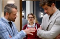 Sturm der Liebe – Josie (Lena Conzendorf, M.) ist entsetzt, als Erik (Sven Waasner, l.) drauf und dran ist, Paul (Sandro Kirtzel, r.) ihre Gefühle zu verraten.