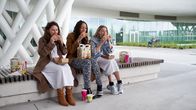 The Club – Kirstie (Janne Desmet, l.), Ellen (Jade Olieberg, M.) und Charlie (Roos Dickmann, r.) erholen sich von den körperlichen und seelischen Strapazen der Kinderwunschbehandlung. Mit Genuss gönnen sie sich für die Seele Burger.