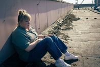 Tatort – Rosa Herzog (Stefanie Reinsperger) ist nach der Durchsicht des Videomaterials zu Vergewaltigungen aus dem Kosovo-Krieg so mitgenommen, dass sie aufs Dach flüchtet um das Gesehene zu verarbeiten.