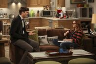 Two and a Half Men – Walden (Ashton Kutcher, l.) hat seine Freundin Nicole in einem Restaurant mit einem anderen Mann gesehen und ist am Boden zerstört. Er sucht Trost bei Jenny (Amber Tamblyn, r.) ...