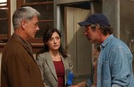 Navy CIS – Versuchen von Ritt Everett (Timothy Bottoms, r.) etwas über den Vorfall im Maisfeld herauszubekommen: Gibbs (Mark Harmon, l.) und Kate (Sasha Alexander, M.) ...