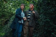 neoriginal: Generation Z – Steffs Eltern Wendy (Sophie Stone) und Terry (Chris Reilly) versuchen, sich in Sicherheit zu bringen.