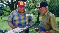 Löwenzahn Classics – Welche Schnecke wird das Rennen gewinnen? Nachbar Paschulke (Helmut Krass, l.) und Peter (Peter Lustig, r.) feuern ihre Weinbergschnecken siegessicher an.