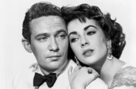 Elefantenpfad – Ruth (Elizabeth Taylor), eine junge Buchhändlerin aus England, lernt John Wiley (Peter Finch) kennen, der eine Teeplantage auf Sri Lanka besitzt, und folgt ihm nach der Heirat blindlings nach Asien.