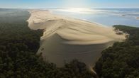 Strände Europas – Einzigartig in Europa: Die gewaltigen Sandmassen der Dune du Pilat. An drei Seitenist die Düne von Wald umgeben.