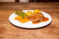 Landfrauenküche – Hauptspeise: Zwiebelrostbraten mit Herzoginkartoffeln, Bohnen und Karotten.