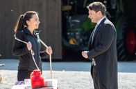 Sturm der Liebe – Lale (Yeliz Simsek, l.) und Fritz (Thimo Meitner, r.) haben sich zum Üben des Entfesselungstrick verabredet.