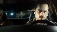 Tatort – Rainald Klapproth (Florian Bartholomäi) chauffiert seine Fahrgäste widerwillig Richtung Bahnhof - bis ein Unglück passiert.