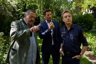 Die Rosenheim-Cops – Polizist Mohr (Max Müller, r.) zeigt den Kommissaren Hofer (Joseph Hannesschläger, l.) und Hansen (Igor Jeftić, M.), von wo aus Herr König erschossen wurde.