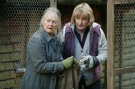 Lewis – Gillian Fernsby (Anna Carteret) und ihre Tochter Lorraine (Elizabeth Rider) stehen im Verdacht, mit der Ermordung des Neurochirurgen Alistair Stoke etwas zu tun zu haben.