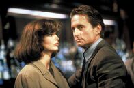 Basic Instinct – Im Zuge der Ermittlungen kommt Detective Nick Curran (Michael Douglas, r.) einer merkwürdigen Verbindung zwischen der Polizeipsychiaterin Dr. Beth Garner (Jeanne Tripplehorn, l.) und der Hauptverdächtigen auf die Spur ...