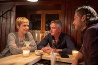 Die Bergretter – Markus (Sebastian Ströbel, r.) arbeitet jetzt in der Dorfkneipe. Zusammen mit Michael (Robert Lohr, M.) und Verena (Gundula Niemeyer, l.) bespricht er die Geschehnisse des Tages.