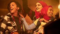 We Are Lady Parts – Saira (Sarah Kameela Impey, l.), Ayesha (Juliette Motamed, M.) und Amina (Anjana Vasan, r.) geben ihr erstes großes Konzert – doch kann Amina ihr Lampenfieber überwinden?