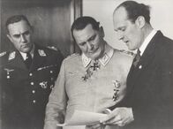 Der Zweite Weltkrieg – Oberbefehlshaber der deutschen Luftwaffe, Hermann Göring (M.), mit seinem Adjutanten Karl Bodenschatz (l.) und dem Ingenieur Willy Messerschmitt (r.).