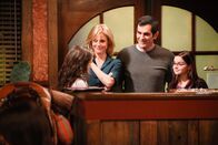 Modern Family – v.li.: Sarah Hyland (Haley Dunphy), Julie Bowen (Claire Dunphy), Ty Burrell (Phil Dunphy), Ariel Winter (Alex Dunphy).