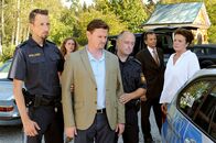 Reiterhof Wildenstein – Ferdinand (Shenja Lacher, Mitte) wird vor den Augen seiner Mutter Elsa (Ulli Maier) und Rike (Klara Deutschmann) verhaftet.