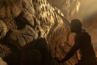 Humans - Geschichte der Menschheit – Homo sapiens pflegt komplexe Beziehungen zu verschiedenen Gruppen seiner Spezies und führt Rituale durch. Das unterscheidet ihn von anderen Menschenarten.