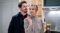 Sturm der Liebe – Greta (Laura Osswald, vorne) versichert Luis (Michael Baral, hinten) humorvoll, dass Miro keine Konkurrenz ist.; ARD STURM DER LIEBE FOLGE 4296 Uhr im ERSTEN. Greta (Laura Osswald, vorne) versichert Luis (Michael Baral, hinten) humorvoll, dass Miro keine Konkurrenz ist.