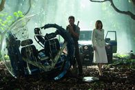Jurassic World – Auf der Suche nach Claires Neffen, machen Owen (Chris Pratt, l.) und Claire (Bryce Dallas Howard, r.) eine grausame Entdeckung, denn der entflohene Indominus Rex ist noch viel gefährlicher als alle bisher dachten ...