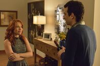 Man Seeking Woman – Maude (Maria Thayer, l.); Josh Greenberg (Jay Baruchel, r.)