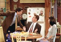 Friends – (v.l.n.r.) Ross Geller (David Schwimmer); Chandler Bing (Matthew Perry); Monica Geller (Courteney Cox)