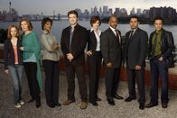 Castle – v.l.n.r.) Alexis (Molly C. Quinn), Martha (Susan Sullivan), Lanie (Tamala Jones), Richard (Nathan Fillion), Kate (Stana Katic), Captain Roy Montgomery (Ruben Santiago-Hudson), Javier (Jon Huertas) und Kevin (Seamus Dever) ändert sich, als zwei Morde auf exakt die Weise begangen werden, wie Castle sie in seinen Romanen schildert ?