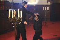 Criminal Minds – Das BAU-Team wird nach Portland gerufen um dort einen neuen Fall zu lösen. Dort stoßen sie auf Ben Foster (Bug Hall, r.) und einen Priester (Ivar Brogger, l.), doch haben sie damit etwas zu tun?; Das BAU-Team wird nach Portland gerufen um dort einen neuen Fall zu lösen. Dort stoßen sie auf Ben Foster (Bug Hall, r.) und einen Priester (Ivar Brogger, l.), doch haben sie damit etwas zu tun?