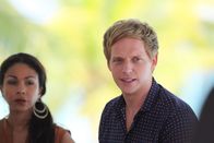 Death in Paradise – Max (Chris Geere, r.) hat seine Fluglinie bestohlen und das Diebesgut zusammen mit Simone (Kathryn Drysdale, l.) verkauft. Kam Natascha dahinter und musste deshalb sterben?