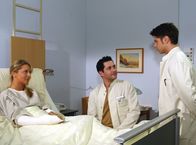 In aller Freundschaft – Zwei Platzhirsche: Dr. Philipp Brentano (Thomas Koch) und Vladi (Stephen Dürr) tragen vor der Patientin (Katrin Weißer) ihre Kompetenzstreitigkeiten aus.