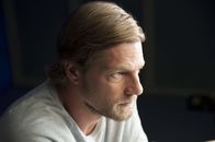 Der letzte Bulle – (2. Staffel) - Einerseits hofft Mick (Henning Baum) darauf, dass Lisa zu ihm zurückkehrt. Andererseits kann er es aber nicht ertragen, dass Meisner mit "seiner Psychotante" ausgeht ...