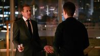 Suits – Mike (Patrick J. Adams. r.) droht die Nerven zu verlieren. Tappt er in die Falle der Staatsanwältin, die ihm ohne Wissen von Harvey (Gabriel Macht, l.) einen zweifelhaften Deal anbietet?