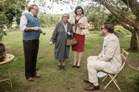 Father Brown – Roger Frobisher (Chris Larkin, l.) und Alec Frobisher (Sam Callis, r.) bekommen Besuch von Mrs McCarthy (Sorcha Cusack, 2.v.l.) und Bunty (Emer Kenny, 2.v.r.), welche den Gemeindebrief vorbeibringen möchten.