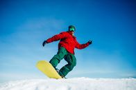 Snowboard: Weltcup – Snowboarder poses with board