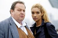 Der Pfundskerl – Gottfried Engel (Ottfried Fischer) und Tanja (Carol Campbell), die seit neuestem Fotografin beim Blitzkurier ist, berichten für den verhinderten Kollegen über den Kampf.