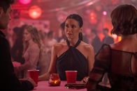 Superman & Lois – (v.l.n.r.) Kyle Cushing (Erik Valdez); Lana Lang Cushing (Emmanuelle Chriqui); Chrissy Beppo (Sofia Hasmik)