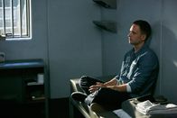Suits – Mike (Patrick J. Adams) akzeptiert seine Situation und arrangiert sich mit dem Leben im Gefängnis. Derweil müssen die Partner der Kanzlei mit den Folgen des von ihm ausgehandelten Deals zurechtkommen.