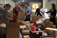 Modern Family – (v.l.) Claire (Julie Bowen), Jay (Ed O'Neill), Cameron (Eric Stonestreet), Mitchell (Jesse Tyler Ferguson) und Gloria (Sofia Vergara) sammeln Sachspenden für ihre Nachbarn, die durch ein Feuer ihr Haus verloren haben.