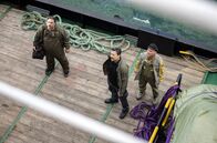 Auf hoher See – Tonio (Carlos Bardem, Mi.) und der Kapitän des Fischkutters (Peter Nikolas, re.) bestechen den Mechaniker Konstantin (Julian Jahanpour, li.), damit dieser nichts über die Kiste sagt.