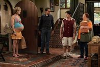 Two and a Half Men – Berta (Conchata Ferrell, r.) will ihrer hochschwangeren Tochter Naomi (Sara Rue, l.) Verantwortung beibringen und überträgt ihr Putzarbeiten in Charlies (Charlie Sheen, 2.v.r.) Haushalt. Sie ahnt jedoch nicht, dass Alan (Jon Cryer, 2.v.l.) sich von schwangeren Frauen angezogen fühlt ...