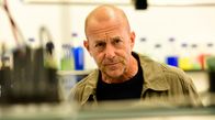 Die Saat - Tödliche Macht – Max Grosz (Heino Ferch) ist auf der Suche nach seinem verschwundenen Neffen und sucht seine Ex-Freundin Faiza (Yasmina Al Zihairi) auf.
